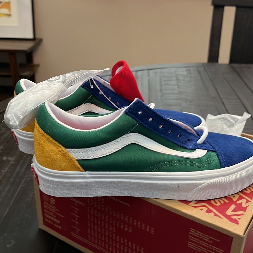 Brand new, never worn size 6 womens or 4.5 mens super cute Vans.